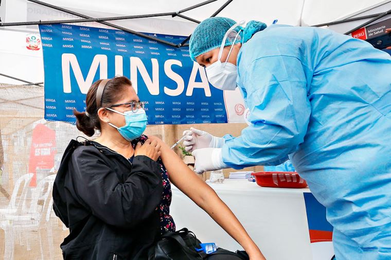 Minsa ratifica vacunación de mayores de 18 en diciembre
