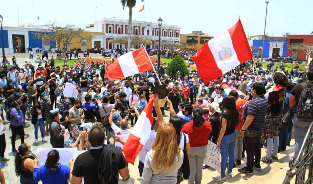 Marchas por la vacancia presidencial se realizaron ayer en Trujillo y Lima
