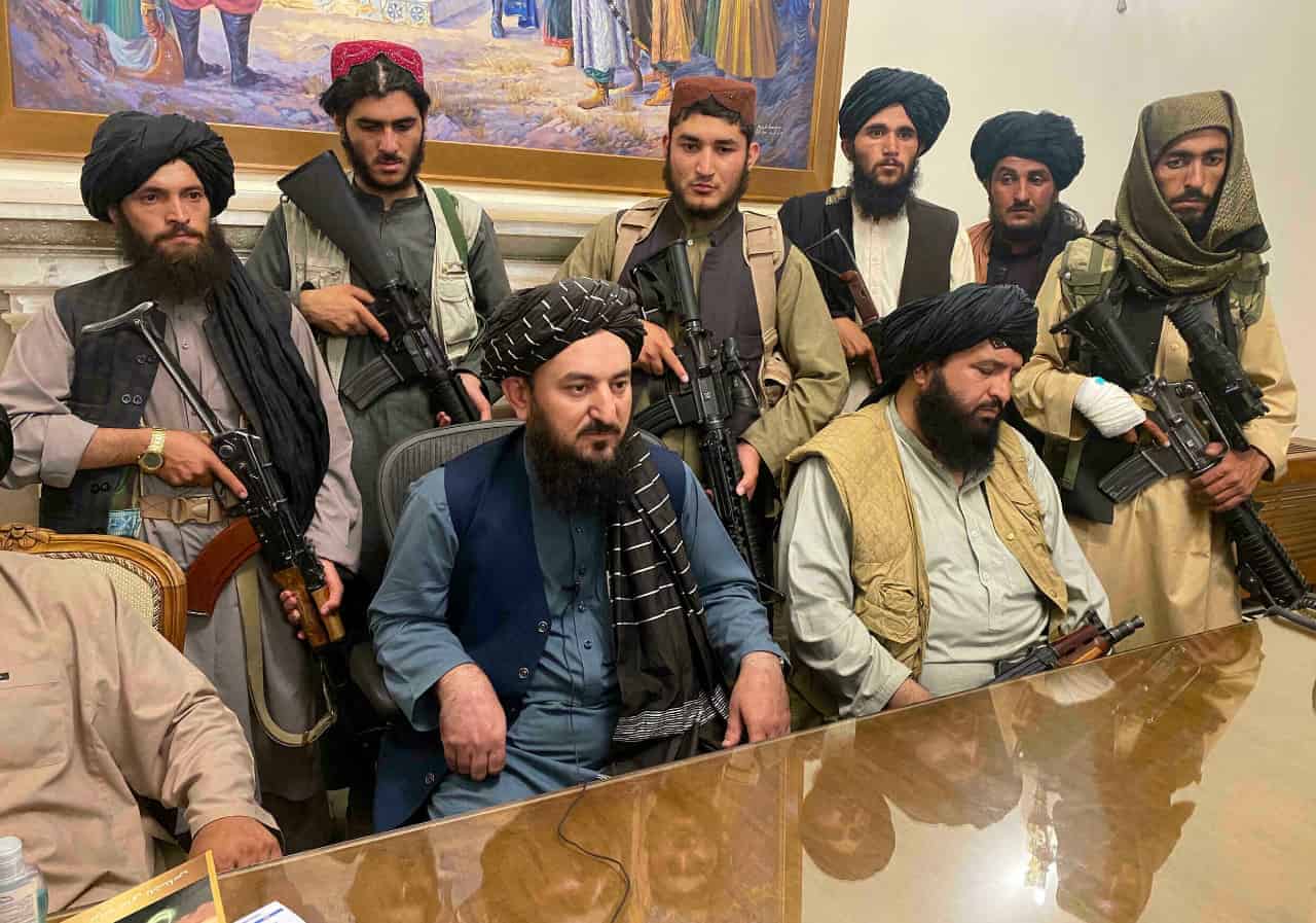 Talibanes buscan a colaboradores afganos de EE.UU. para matarlos