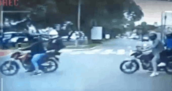 Hampones en motos intentan asaltar a conductor