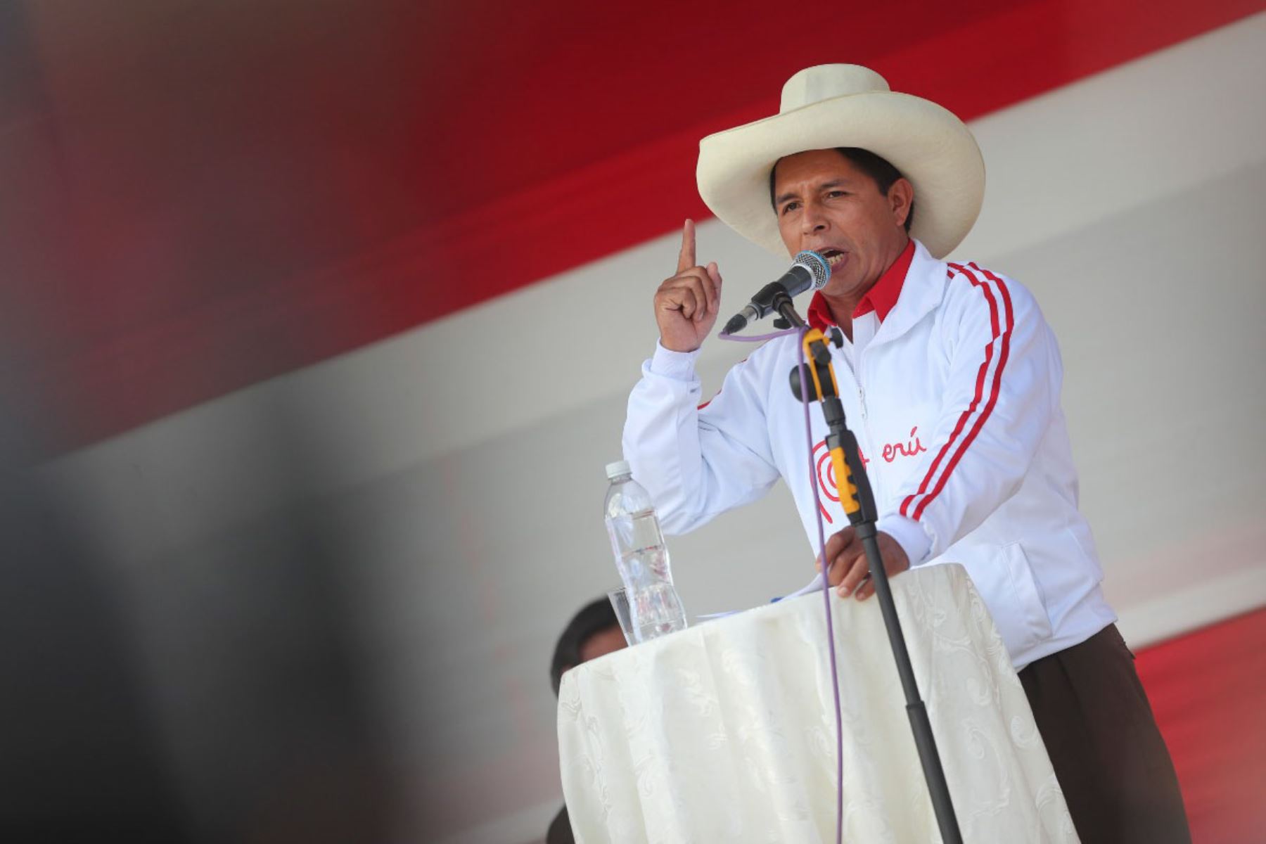 El 61% de peruanos cree que Castillo no puede resolver los problemas del país