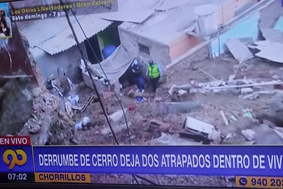 Derrumbe en Chorrillos: Bomberos logran rescatar con vida a dos ancianas que se encontraban bajo los escombros
