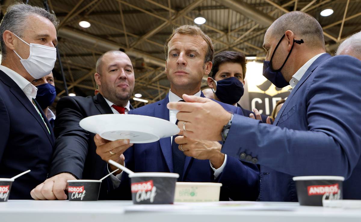 Le tiran un huevo al presidente de Francia Emmanuel Macron