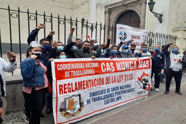 Trabajadores realizan plantón en  frontis del Tribunal Constitucional