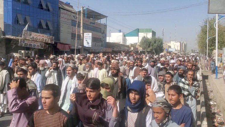Talibanes quieren desalojar familias afganas y hubo protestas masivas en Kandahar