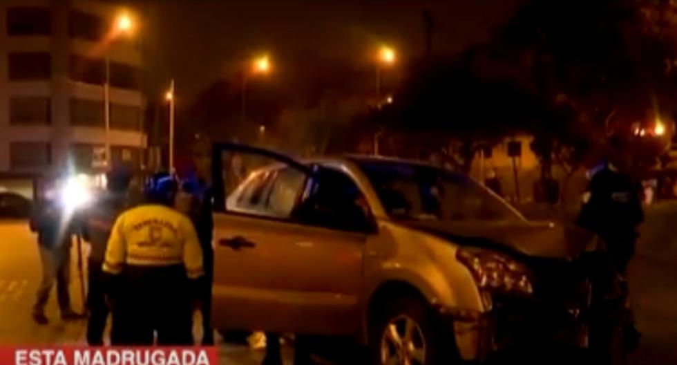 Jóvenes chocan contra un árbol y abandonan camioneta en Miraflores