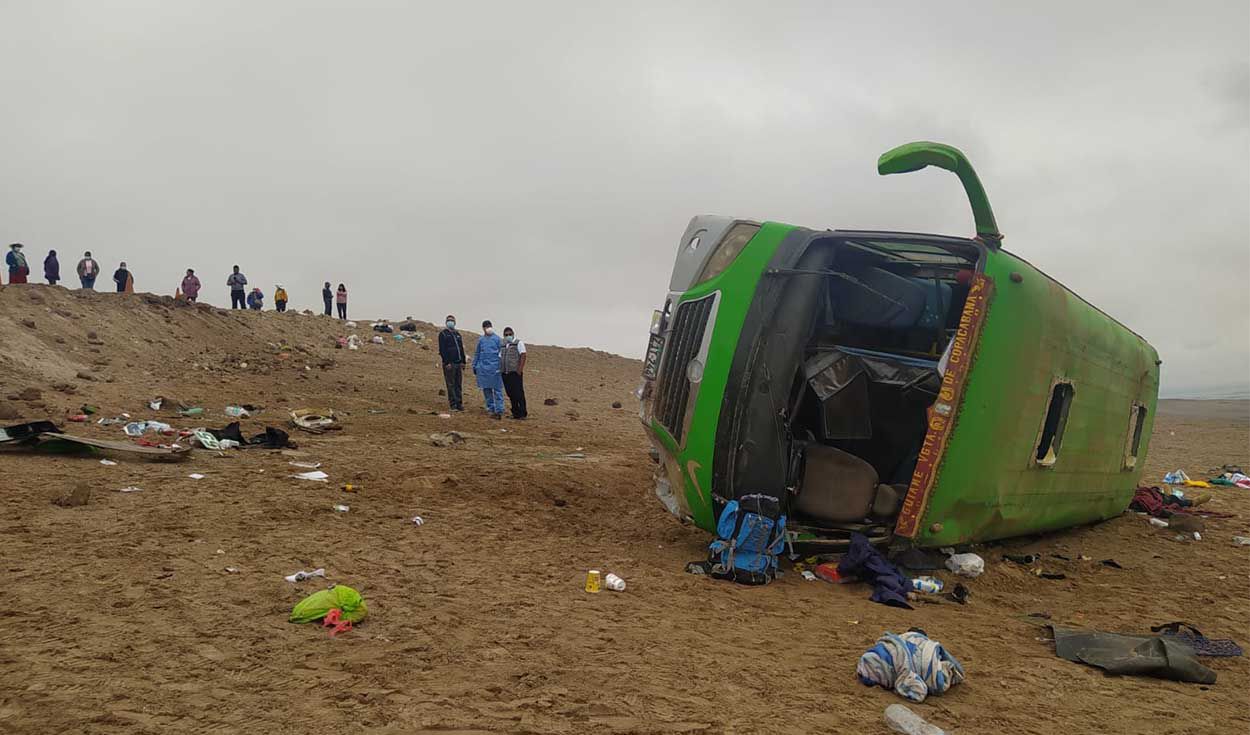 Dos fallecidos y 20 heridos deja volcadura de bus en Tacna