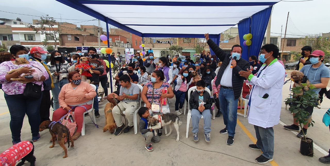 Miguel Saldaña y vecinos de Comas organizaron campaña para mascotas