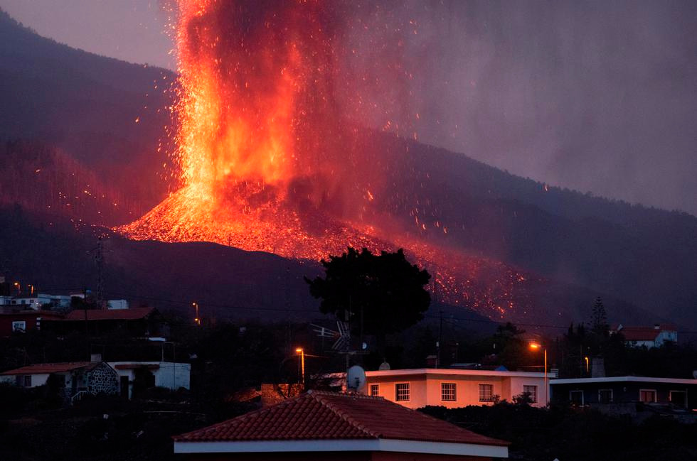 Volcán de La Palma ahora arroja lava por 5 bocas y evacuados pasan de 5 mil