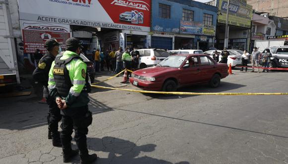 SJL: sicarios matan de 15 balazos a un hombre dentro de su auto