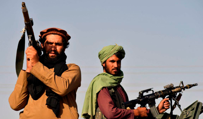 Talibanes matan a 34 soldados y toman 11 puestos de control