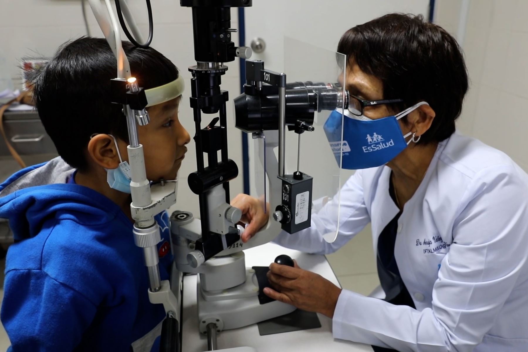 Especialistas salvan la visión a un niño de 5 años con catarata