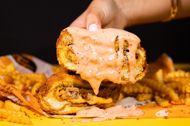 La primera hamburguesa Deep-Fried en Perú