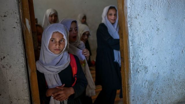 Talibanes prometen reabrir "pronto" las escuelas femeninas