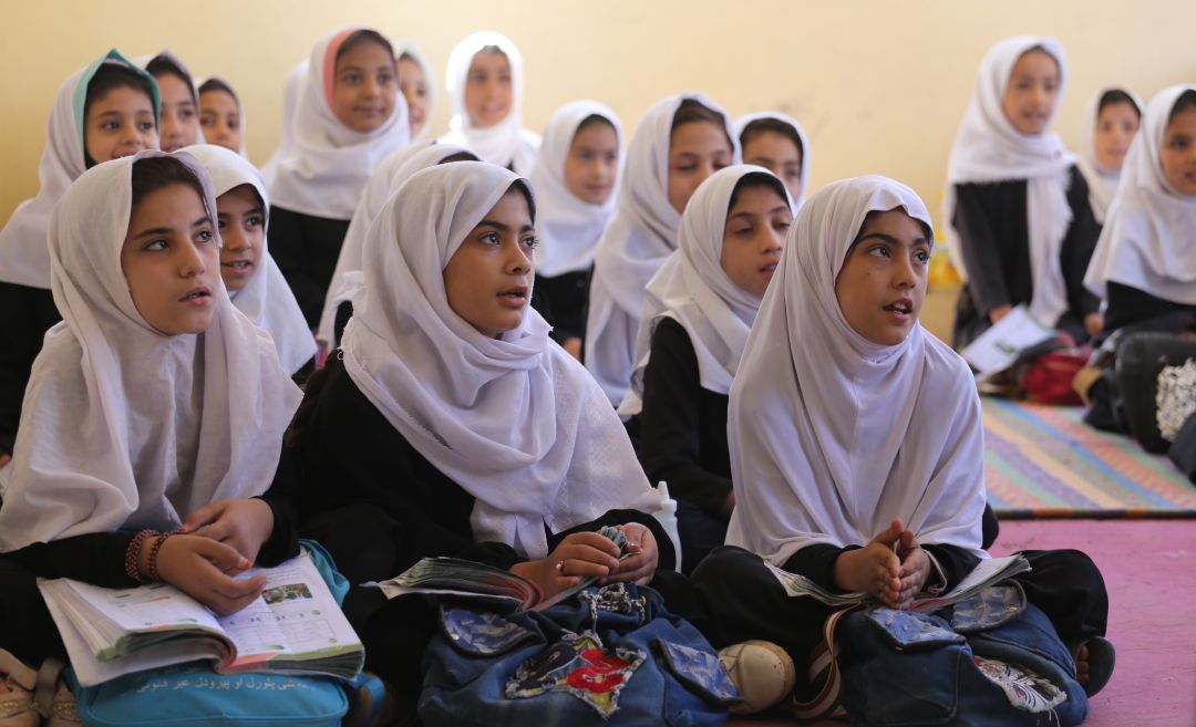 Talibanes deciden no reabrir escuelas secundarias para niñas