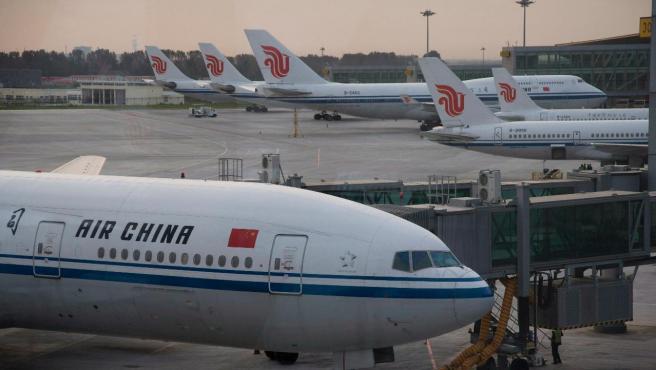 China presenta nuevos brotes de COVID-19 y cancela cientos de vuelos
