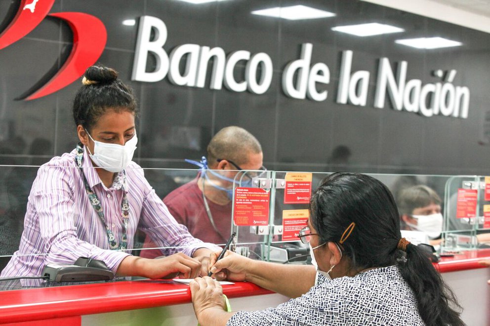 Trabajadores del Banco de la Nación cobran bonos destinados a personas pobres