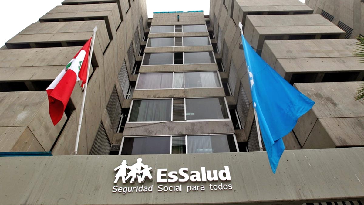 Renuncia gerenta de Essalud Martha Linares por presuntas irregularidades