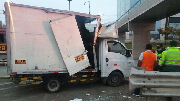 Accidente en San Isidro: Furgoneta se volcó e invadió carril del Metropolitano