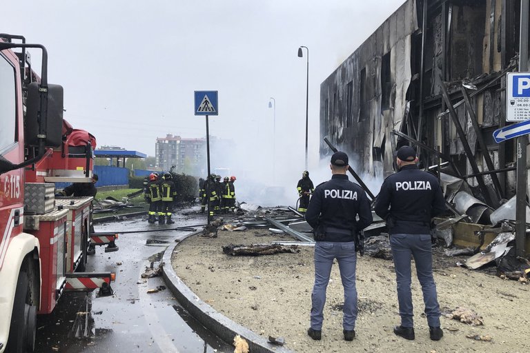 Mueren 8 personas al estrellarse un avión privado contra un edificio cerca de Milán
