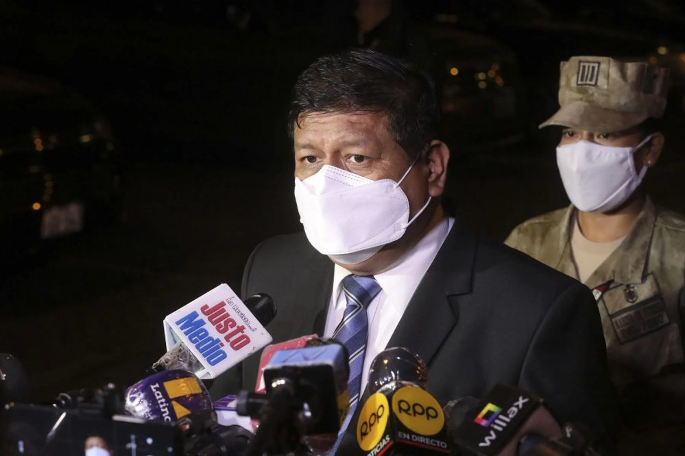 Walter Ayala renuncia al Mindef tras el escándalo por los ascensos