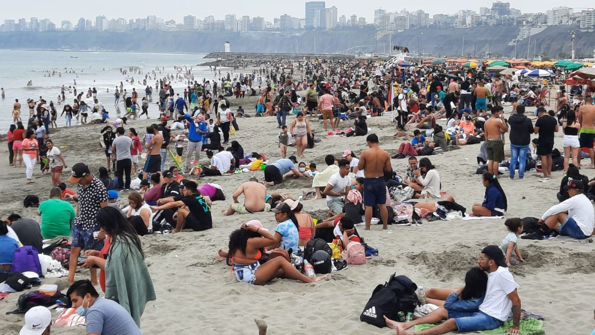 Aglomeración de personas en el circuito de playas de la Costa Verde