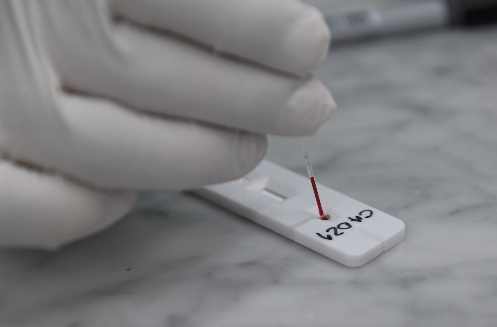 COVID-19: en Países Bajos se vende insólito kit para contagiarse del virus