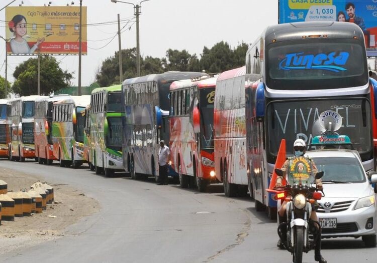 Transportistas de ocho regiones del país acataron paro de 24 horas