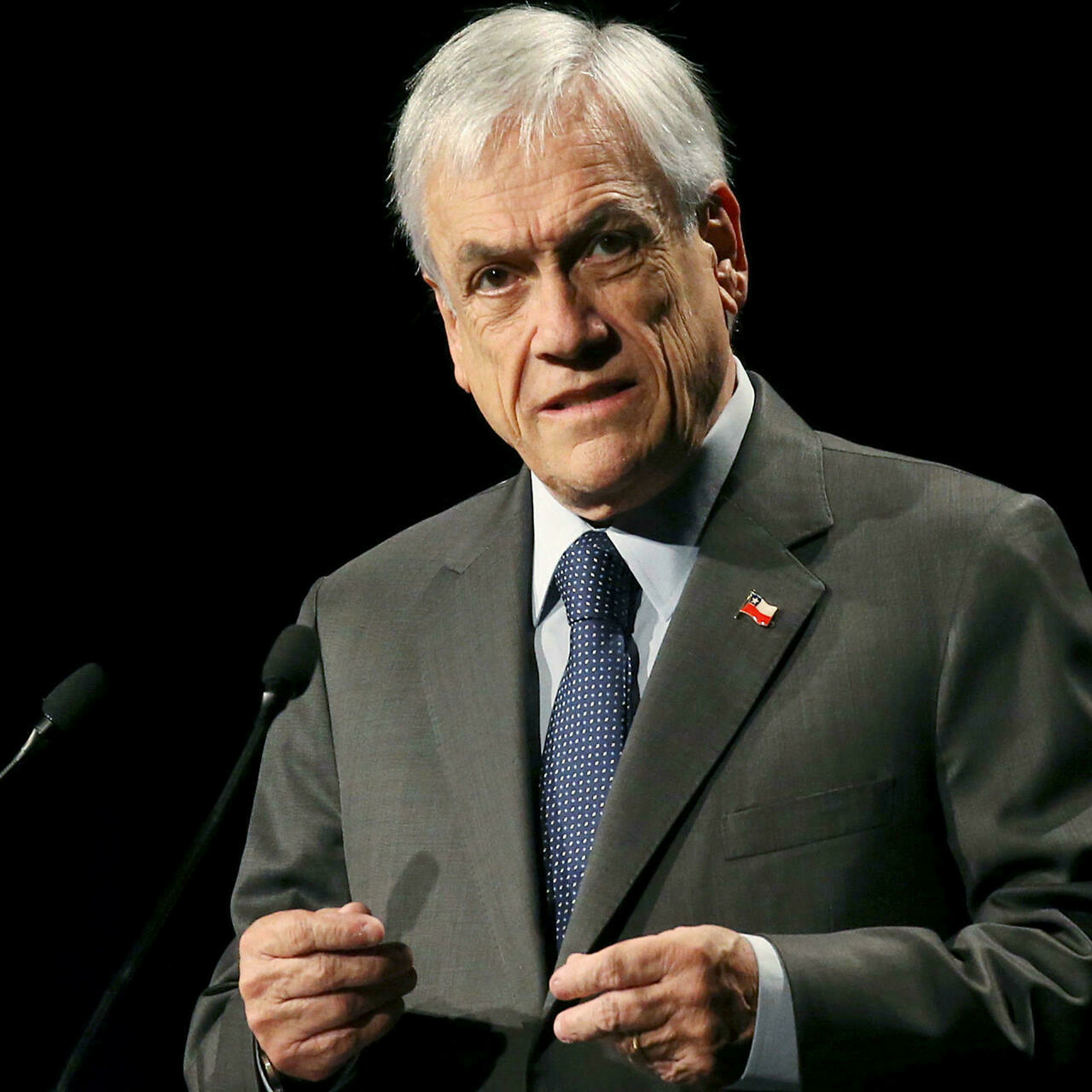 Sebastián Piñera tiene orden de no abandonar su país