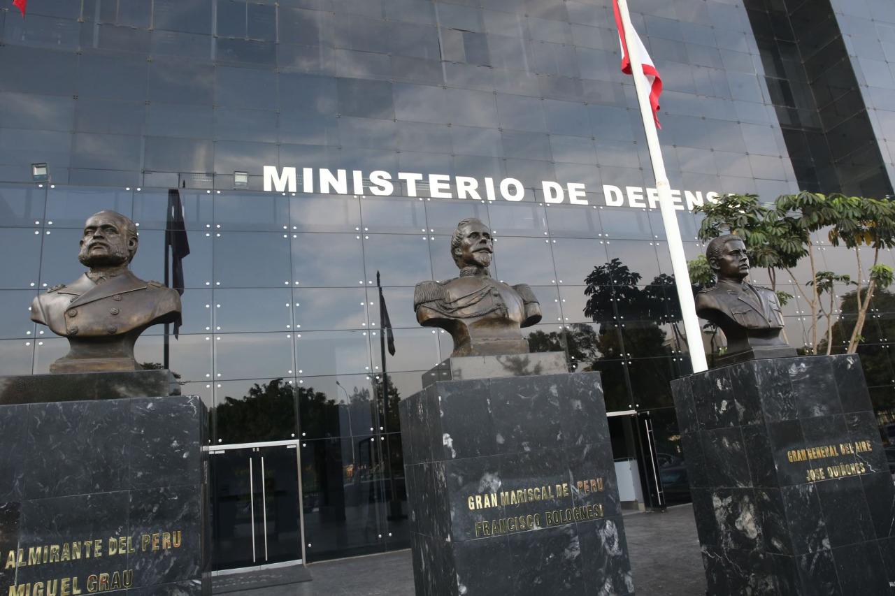 Ayala continúa como ministro de Defensa