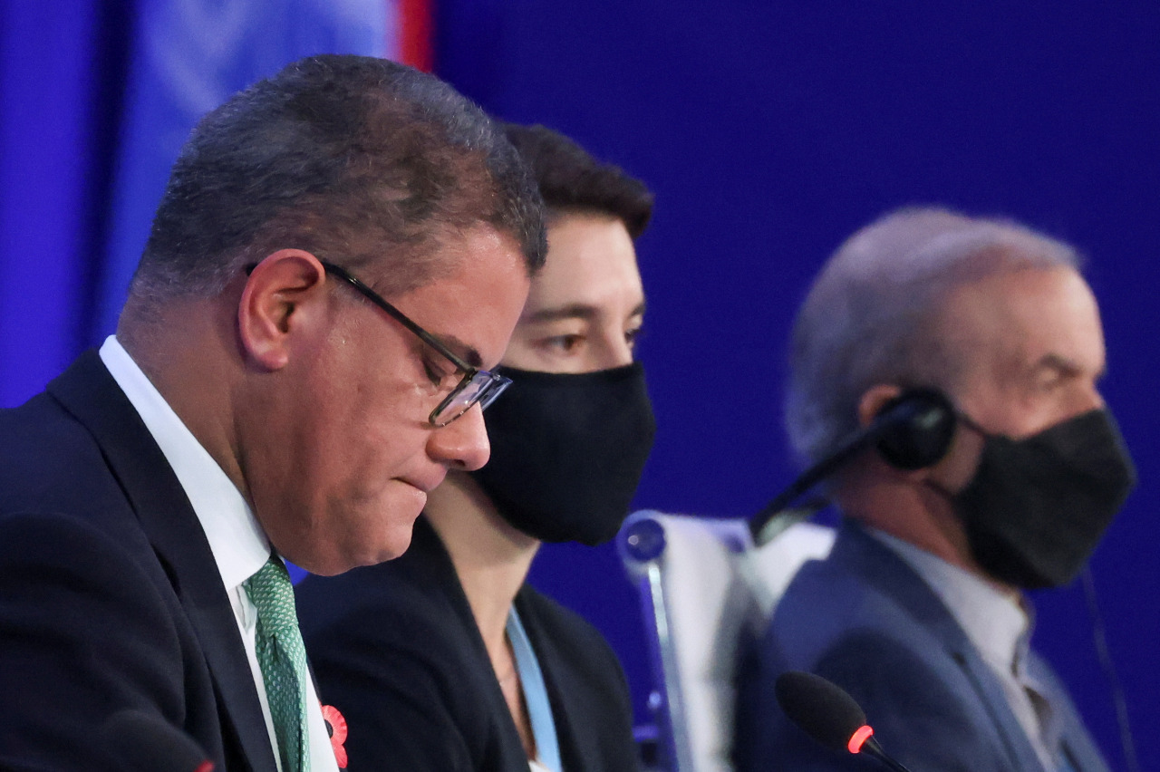 Presidente de la cumbre COP26 pide perdón entre lágrimas por resultados