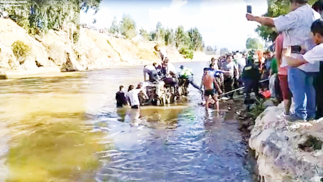 Esposos mueren al caer camioneta al río Mantaro