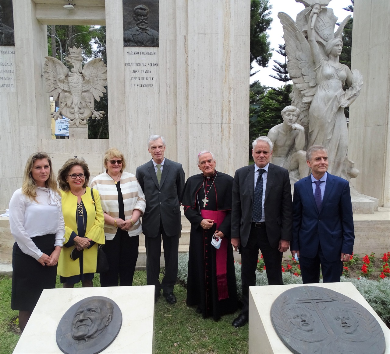 Embajada de Polonia develó monumento al sacerdote investigador Edmund Szeliga