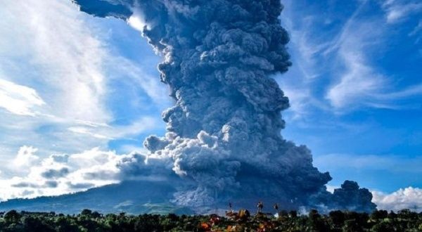 Violenta erupción de volcán deja un un muerto y 41 heridos en Indonesia