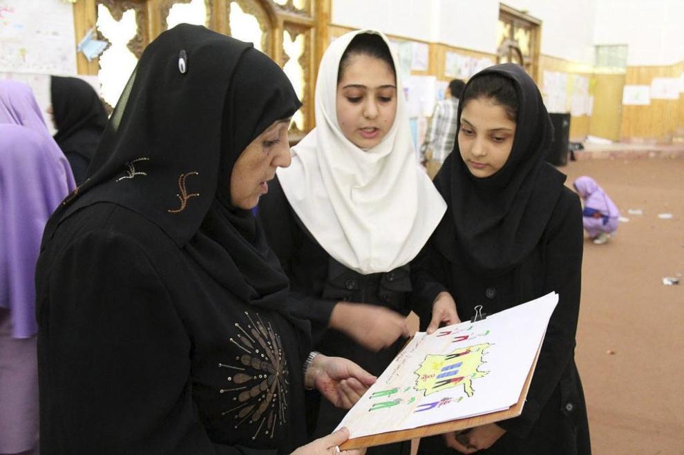 Maestras dictan clases a niñas en aulas clandestinas en Afganistán