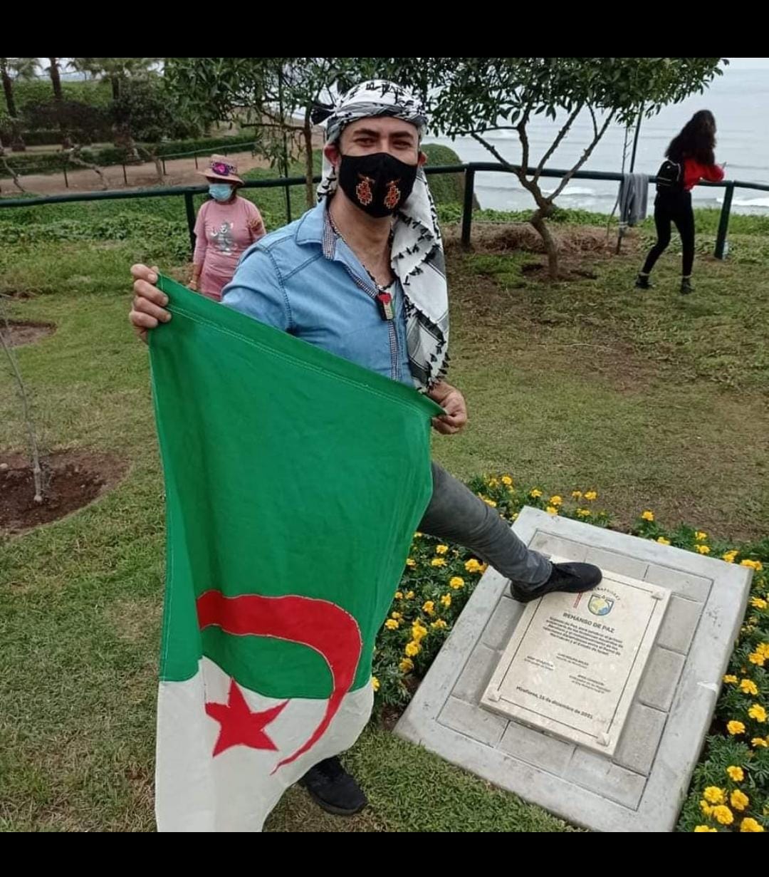 Con símbolos palestinos y argelinos  pisotean placa de la paz