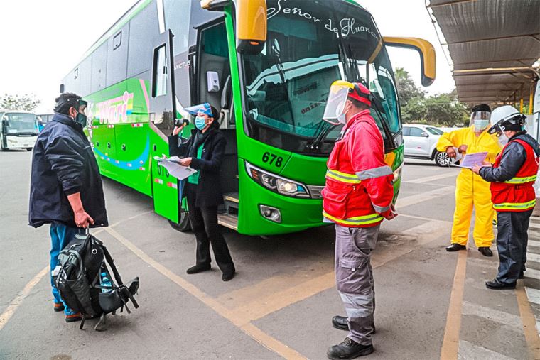 Pasajeros de buses interprovinciales deben presentar carnet de vacunación
