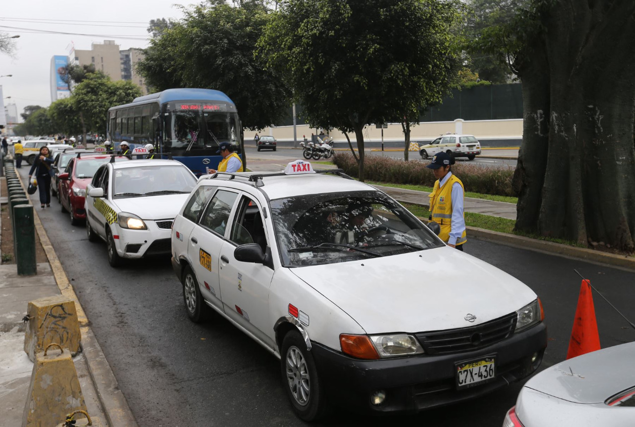 Critican norma sobre taxis colectivos del MTC