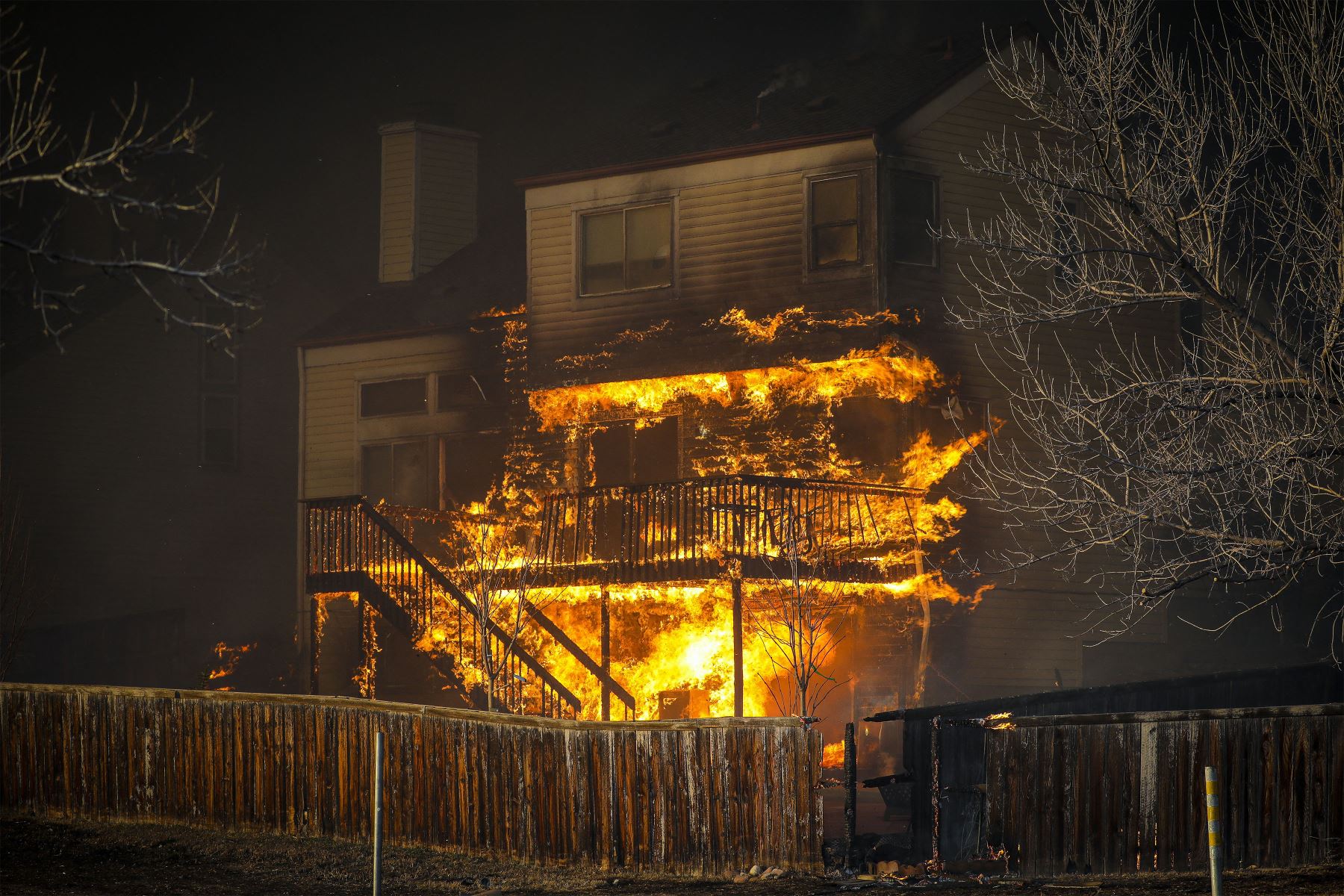 EE.UU.: fatal incendio forestal consume 580 casas