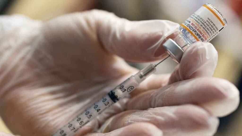 Vacunas de Sinovac y Pfizer no serían efectivas contra variante Ómicron