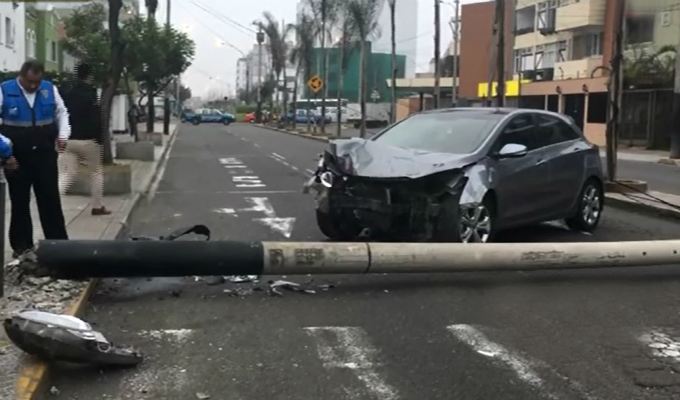 Hombre chocó su auto contra un poste en Miraflores