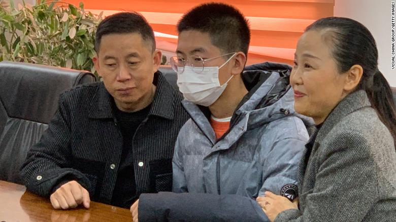 China: Hombre encuentra a su hijo secuestrado hace 14 años tras análisis de ADN