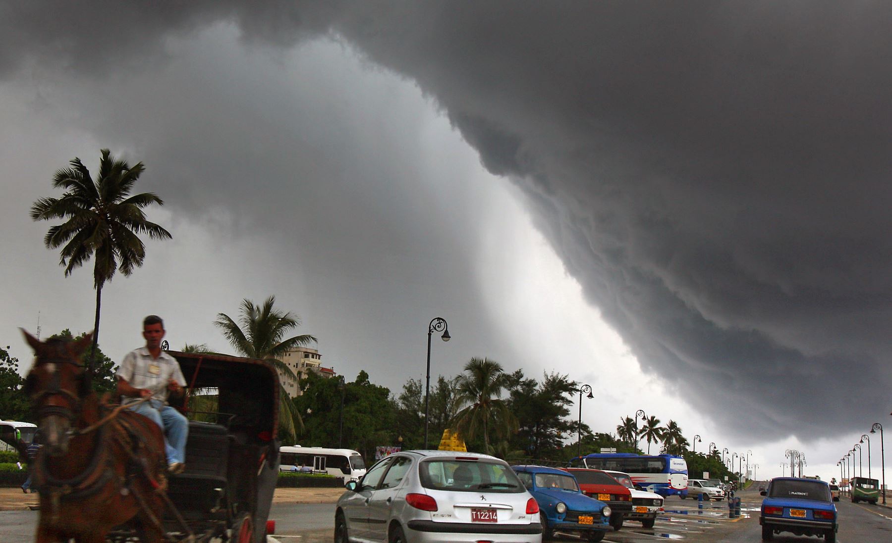Florida: Tornado destruye decenas de viviendas