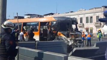 Alfonso Ugarte: Bus impacta contra puente
