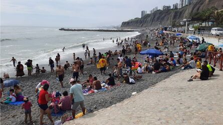 Lima: Varias personas asisten a playas pese a raro oleaje