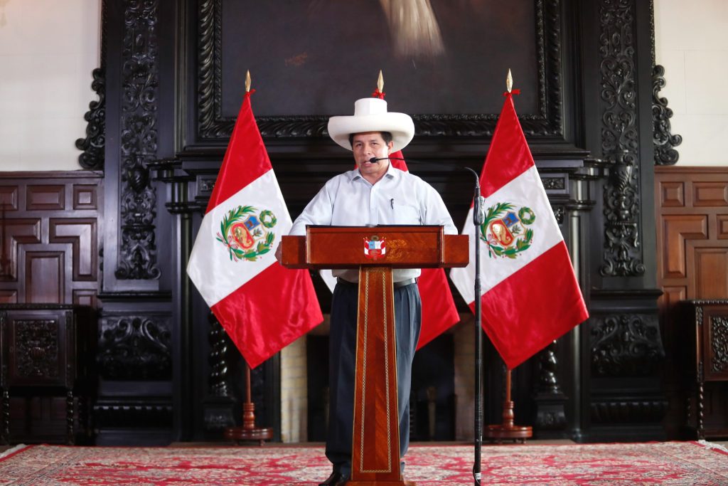 Ex altos mandos de FF.AA. acusan de traidor a Castillo