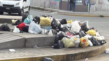 La avenida Los Arquitectos, ubicada en Ancón, es una de las zonas más afectadas por esta situación. La basura está acumulada en varias calles.