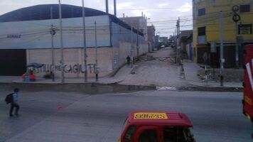 Un grupo de residentes de Villa El Salvador (VES) afirmaron que deben de evitar vehículos para cruzar la antigua Panamericana Sur.