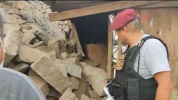 La Policía Nacional puso a buen recaudo a los menores de edad, quienes fueron afectados luego del derrumbe de su casa en Santa Clara. 