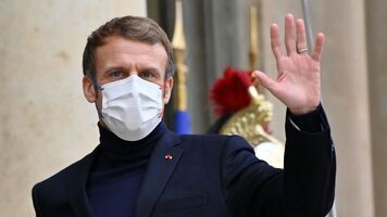 Macron advierte que presionará a los no vacunados